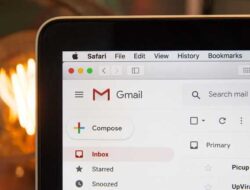 Lewat Email